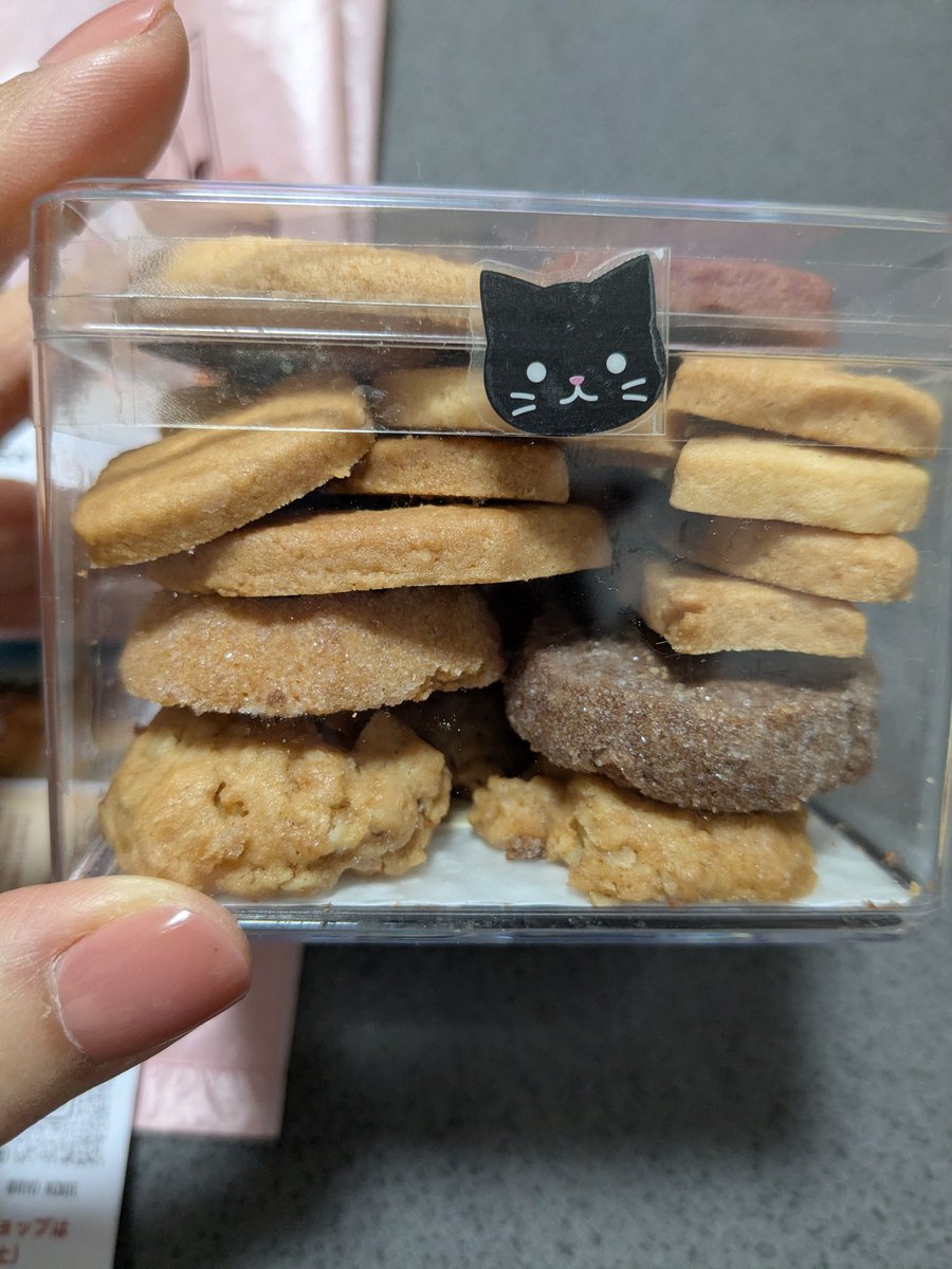 mitsumuto1113's tweet photo. 刈谷石フリマの飲食出展されてた、
foyer(フォワイエ)さん(@foyer_yotsukaid)の猫と兎クッキー🐱🐰詰め合わせ。
なぜ猫と兎なのか、一緒に貰ったリーフレット読んでふとフルバの十二支の話を思い出しました。
猫…良い子やん！😭

クッキーは後日友人達といただきまーす❤ https://t.co/I8ZYvWQhjl