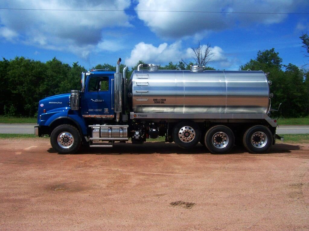 OwenBenjamin's tweet image. To takeoff from the moon they needed 3,000 gallons of fuel. This is the lunar lander in its totality. This is the amount of fuel it would need. 
The devil is in the details.