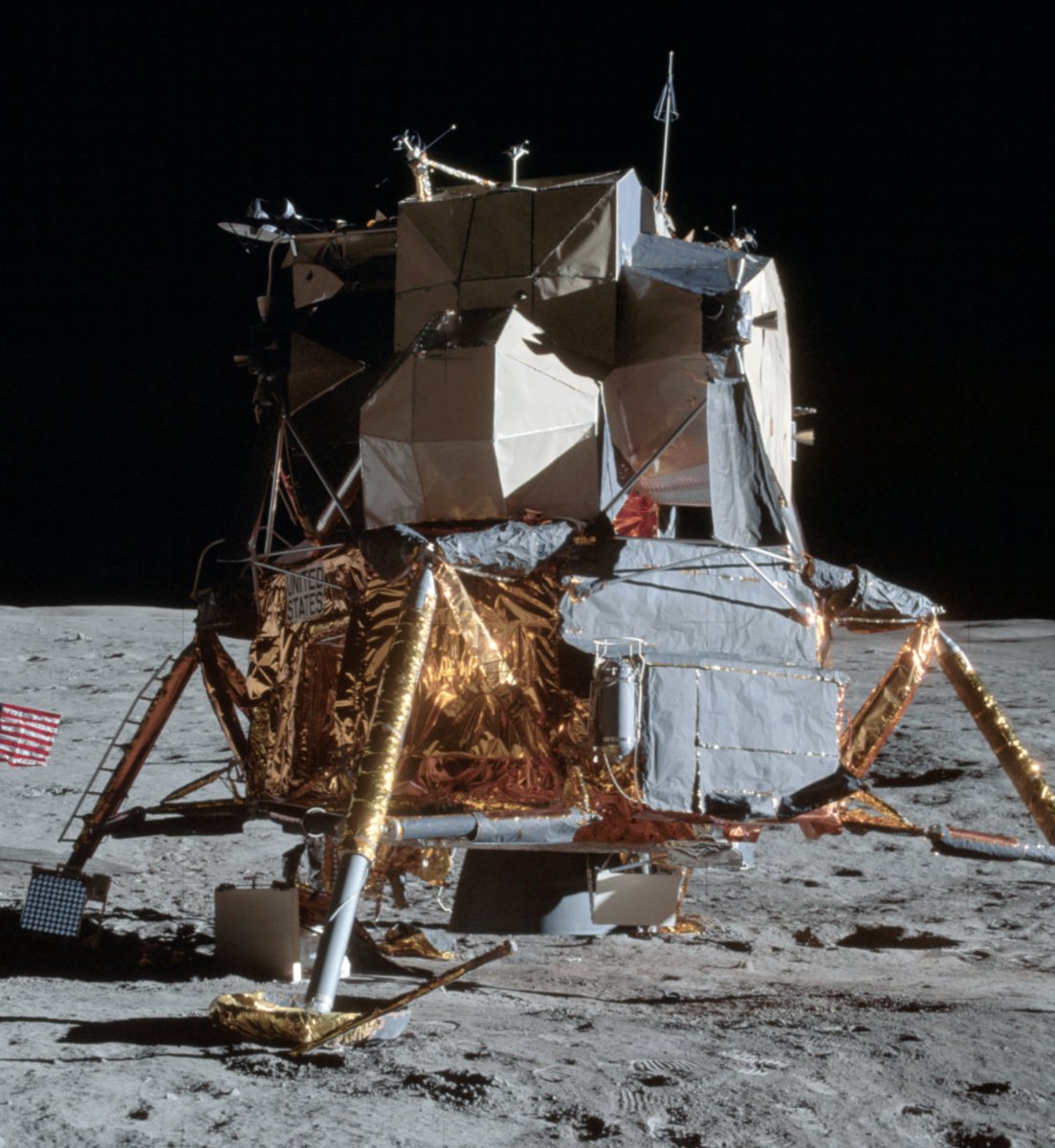 OwenBenjamin's tweet image. To takeoff from the moon they needed 3,000 gallons of fuel. This is the lunar lander in its totality. This is the amount of fuel it would need. 
The devil is in the details.