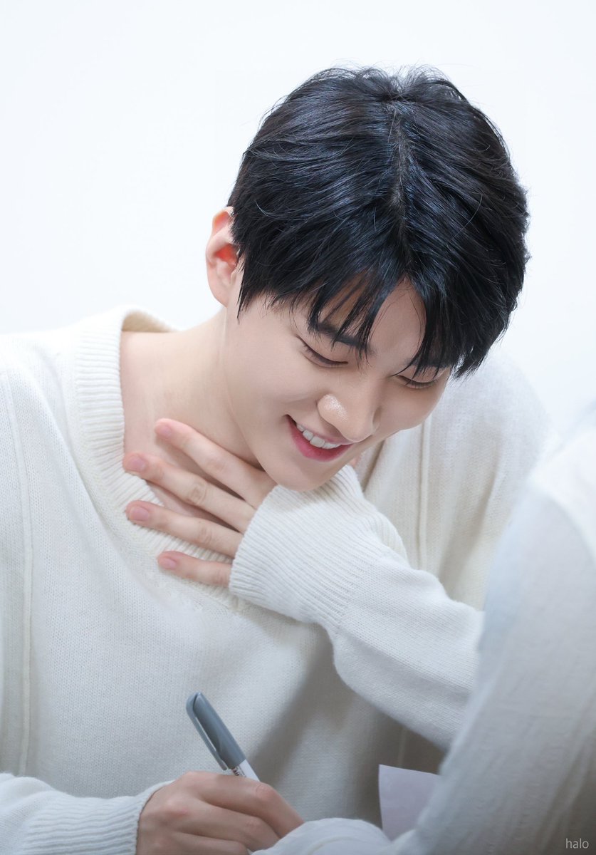 260207 에버라인 대면

팬들이 준비해온 글을
읽으면서 웃어주는 재찬이

그리고 뭔가 구도때문인지
대본리딩 현장같기도해서
마음이 막....🥹

#재찬 #JAECHAN