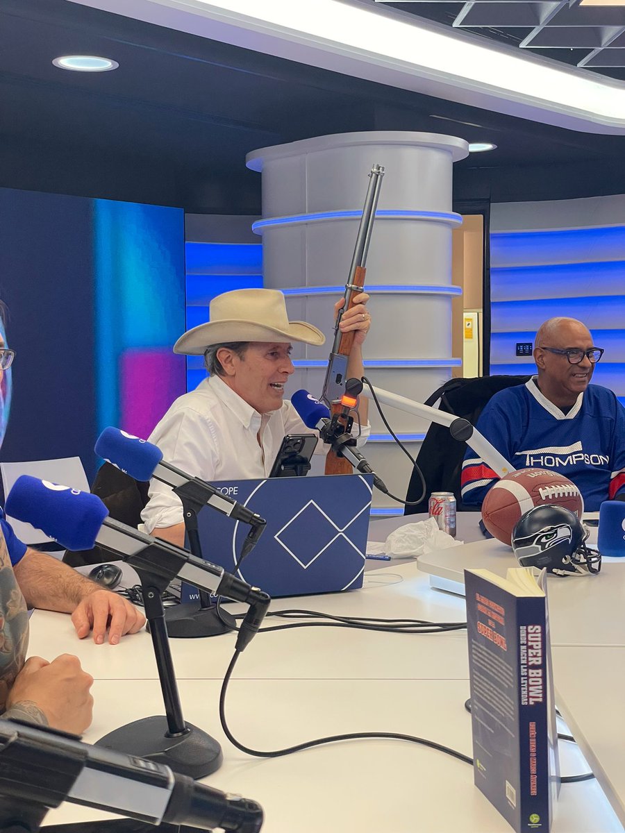 Iturralde y Ponseti protagonizan en la SER el enganchón del año con gritos y referencias a ETA por la posesión de armas en Estados Unidos.

Así presentó Paco González la Super Bowl en COPE.