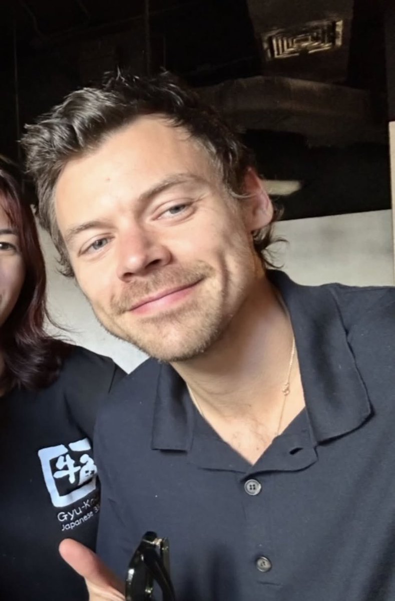 hsdaily's tweet image. Harry with a fan in Hawaii recently (via cristydavis_norcal)