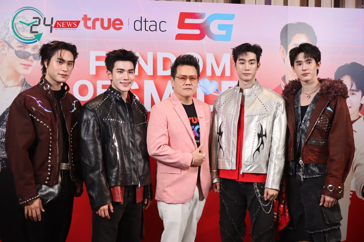 ForceBookPJ's tweet image. ปึ้งงงงง!!! นี่แหล่ะๆ เป็นแก้วเป็นแสง สมมงพรีเซ็นเตอร์แห่งตึกอโศก~ 👑😘🤩🫳🏻💙❤️✨

TRUE5G FANDOM OF SMILE
#GFFBSmileBESTwithTRUE5G