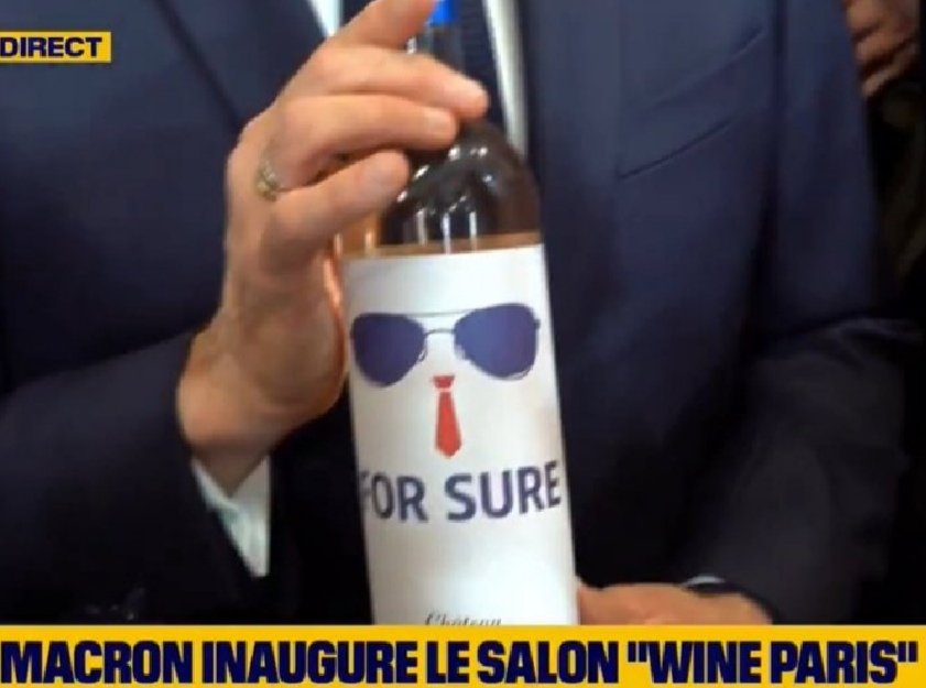Plus que jamais au contact de nos #concitoyens, échanges chaleureux d'<a href="/EmmanuelMacron/">Emmanuel Macron</a> avec les #viticulteurs au salon #WineParis 🇫🇷 
Une bouteille de rosé avec la mention "#ForSure" lui a été remise 🍷 ❗ 
"On pense qu'avec ça on peut relancer le rosé aux 🇺🇸 " 👏 😎 👌 ❗