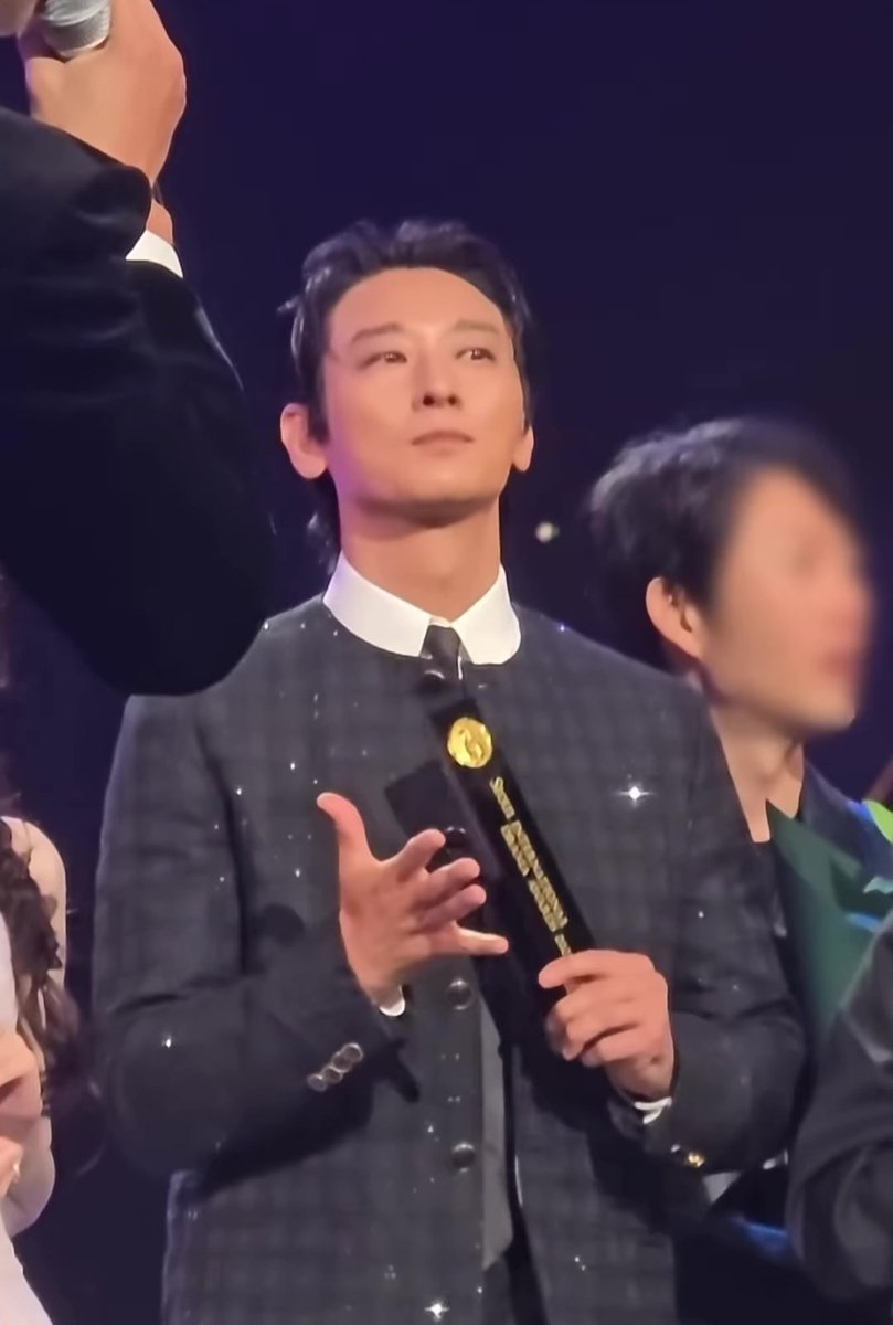 unknownness713's tweet photo. 안녕손인사가 아니여도 붙어��� 신기ㅋㅋ https://t.co/8xBYsK4uxA