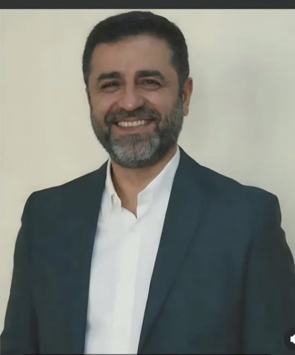 Bir gülüşle kapatılamayacak kadar büyük bir adaletsizlik .
Umutla sızı aynı karede.😔🤍
#SelehattinDemirtaşaözgürlük.🕊️
