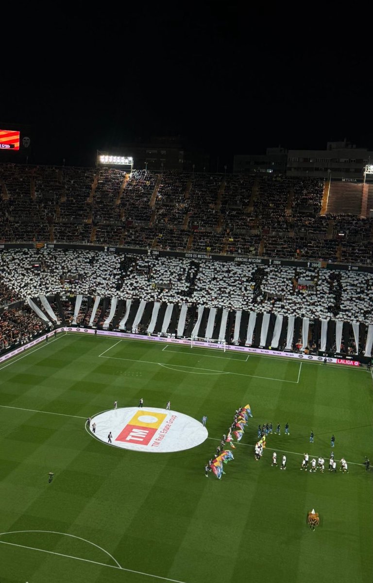 pabloabellaan_'s tweet photo. Criticar un tifo, salga como salga, es de no tener ni idea del esfuerzo que supone realizarlo.

La @CN10_VLC ha estado muchas horas preparándolo, desde bien temprano. Sin ayuda.

Dependemos de ellos para hacer de Mestalla un fortín, la salvación va a pasar por eso. https://t.co/yADsLBSfRJ