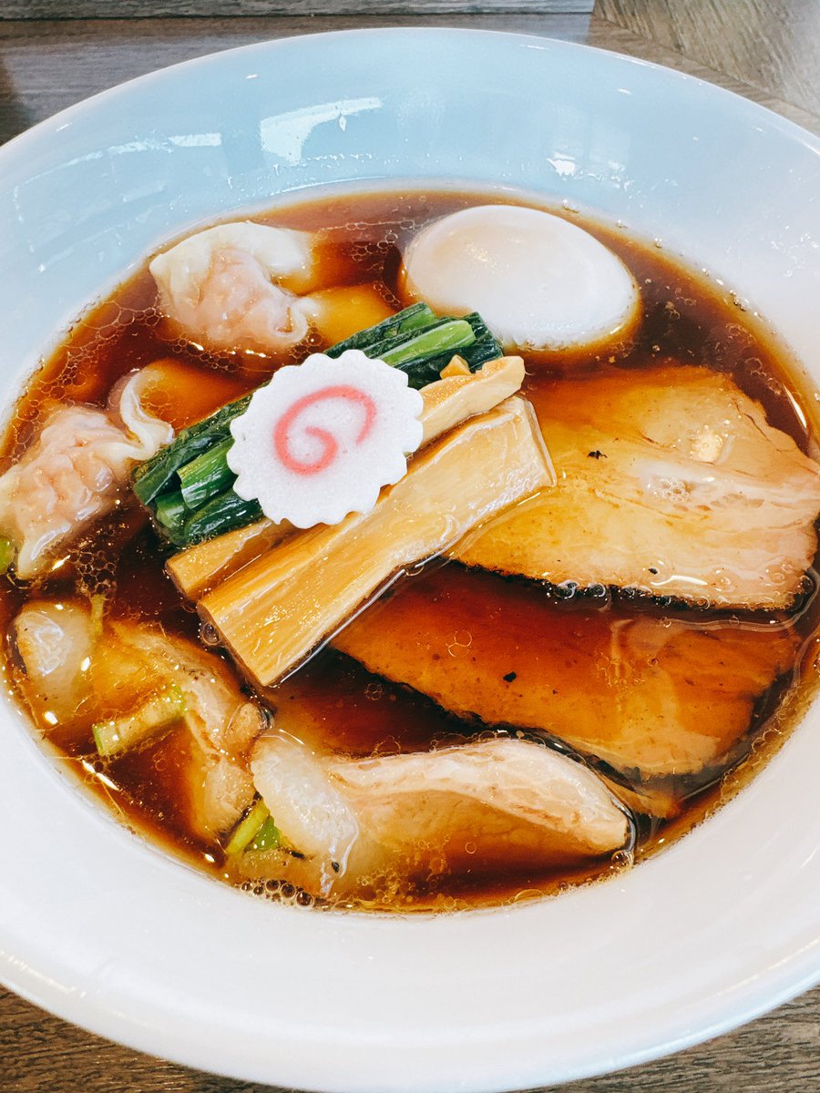 らーめん 楓さん<a href="/ramenkaede/">らーめん楓</a>
特上らーめん 醤油

地鶏・煮干し・蛤の出汁に、芳醇な香りの醤油ダレを合わせたスープが深すぎる…
一口目から完全に持っていかれる旨さ🤣昇天😇
しなやかな自家製細麺は啜り心地抜群で、スープとの相性も完璧❤️