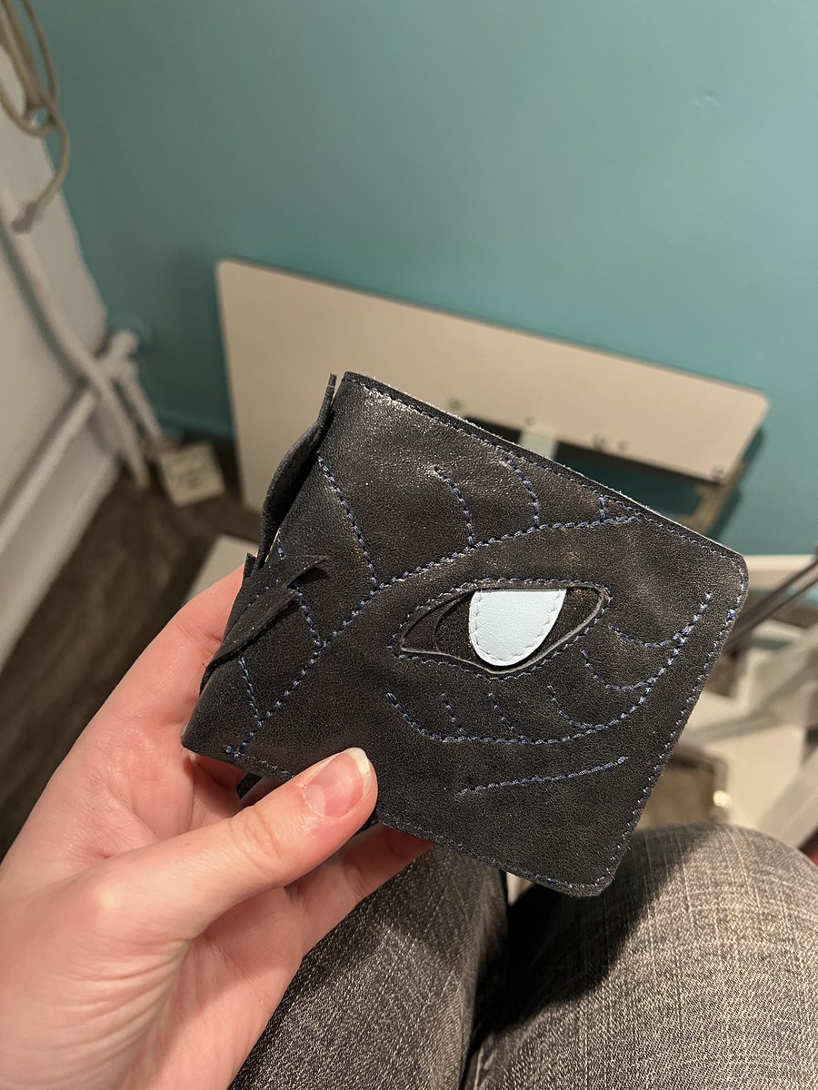Emmacreatures's tweet photo. Wallet commission for @AtroxLong of their awesome feathery dragon! Thanks so much for your support✨ https://t.co/3Rqj1ZgisF