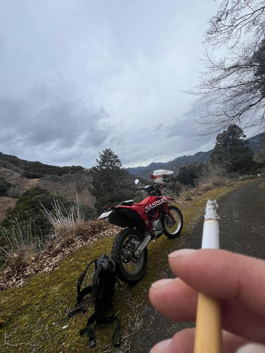 kaneyan_11149's tweet photo. バイク乗りたい（忘れてた定期

寒すぎるんよ....！！！
通勤でしか乗ってないから過去

このGASGAS2台積みはなかなか無い

#GASGAS #ES700
#オフロード 
#モタード https://t.co/EP9ioIqwe4