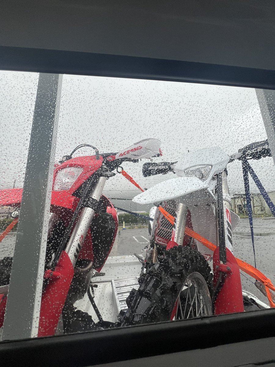 kaneyan_11149's tweet photo. バイク乗りたい（忘れてた定期

寒すぎるんよ....！！！
通勤でしか乗ってないから過去

このGASGAS2台積みはなかなか無い

#GASGAS #ES700
#オフロード 
#モタード https://t.co/EP9ioIqwe4