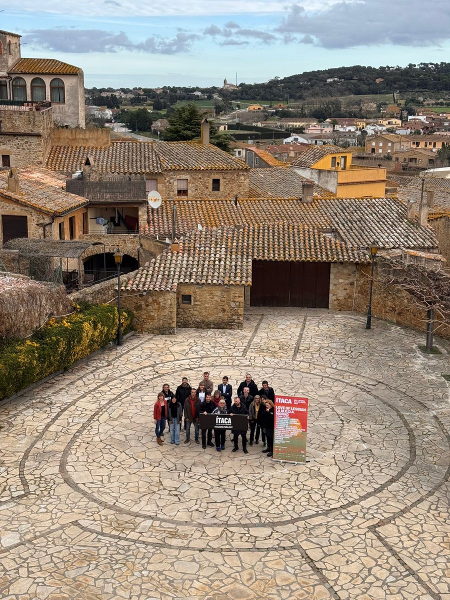 DiputacioGirona's tweet image. La 1️⃣4️⃣a edició del Festival @itacacultura escalfa motors presentant la programació, a #Pals

🎶Love of Lesbian, Morad, Mama Dousha, Els Amics de les Arts i La M.O.D.A. són alguns dels artistes i grups del cartell d'enguany.

🗓️ Del 4 d’abril al 5 de juliol 
📍 L’Escala, Girona,