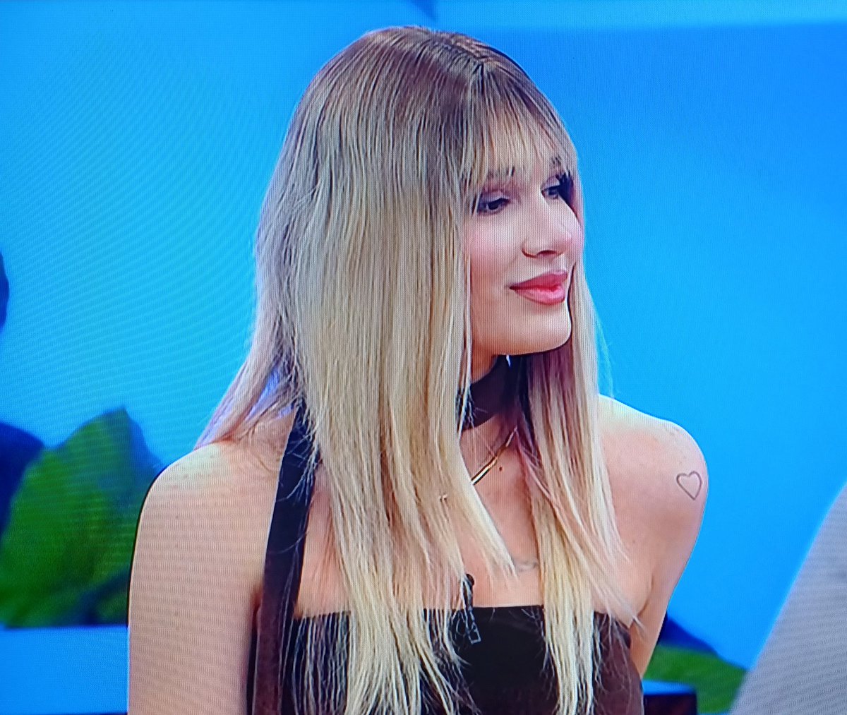 Diksiniyorum senden iğirençsin 
#kismetseolur