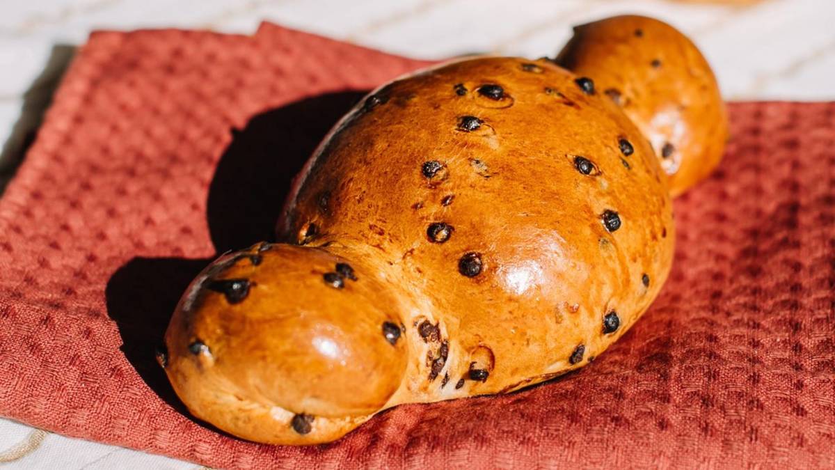 Treeflame's tweet photo. @qikipedia Your picture shows a sandwich (dont always trust Wikipedia). It's supposed to look like this (this one is with chocolat, but you also have ones with sugar and/or raisins). And the baby Jesus you have on top of your picture, yes, that is usually added. Ps: this is not my picture https://t.co/M7P8mDEdBZ