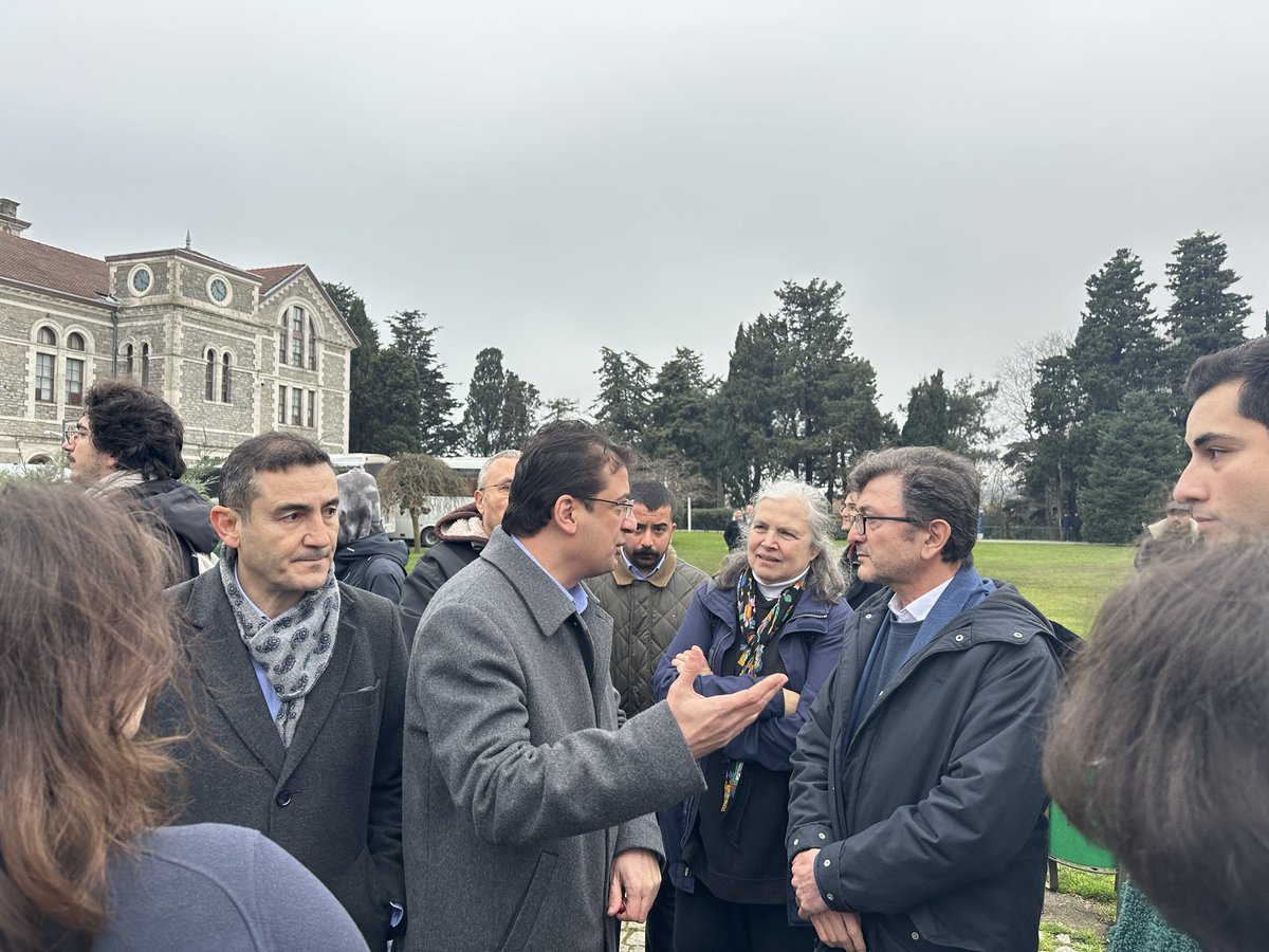 CHP milletvekillerimiz Yunus Emre, Yüksel Taşkın ve CHP Sarıyer İlçe Başkanımız Mehmet Kubat, Güney kampüse öğrencilere desteğe geldi.