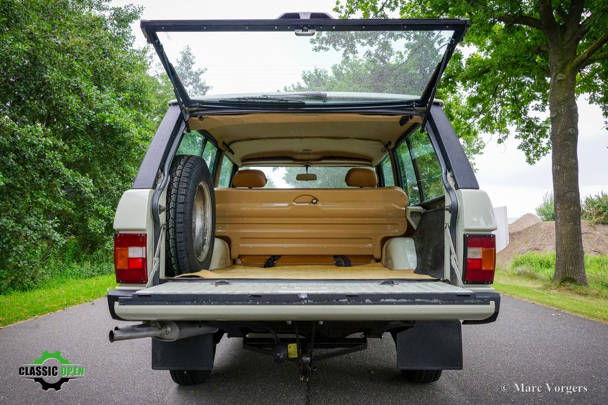 ClassicarGarage's tweet image. Super original time capsule! Magnificent 1981 Range Rover Classic in wonderful TOP original condition for SALE at Classic Open! Fitted with power steering, MANUAL GEARBOX, and AIR-CONDITIONING! More photos, info and price: classicargarage.com/cars-for-sale/…

#RangeRover #RangeRoverClassic