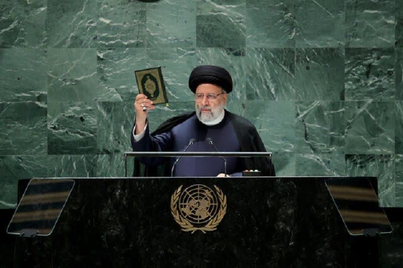 sundaughter8's tweet photo. جای شهید شجاع و جسور که خدمت های فراوانی به مردم کشورم کرد خالی است.
شاید اگر او بود اوضاع اقتصادی کشور این گونه نبود. https://t.co/GqxhlYhPKd