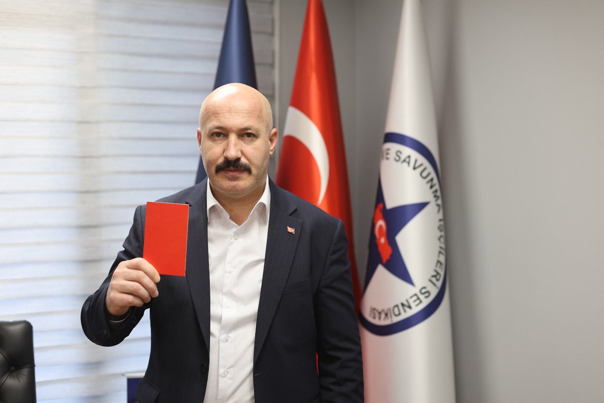 Özel güvenlik emekçileri olarak sadece iş yerlerini değil, geleceği de koruyoruz.
Çocuk işçiliğine karşıyız. Her çocuğun yeri okul, her çocuğun hakkı eğitimdir.
Sende çocuk işçiliğine dur demek için kırmızı kart göster.
-------
As private security workers, we protect not only our