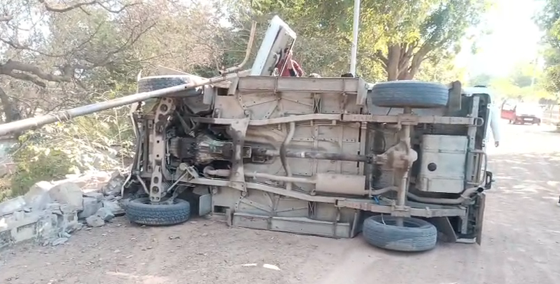 bstvlive's tweet image. महोबा : अनियंत्रित कार विद्युत पोल से टकराई 

➡छात्र फेयरबेल के बाद स्टंटबाजी कर रहे थे 
➡हादसे का वीडियो कैमरे में हुआ कैद 
➡बाल-बाल बचे कार में सवार 5 छात्र 
➡संत जोसफ इंटरमीडिएट कॉलेज के छात्र
➡कोतवाली क्षेत्र के कीरत सागर तट की घटना

#MahobaAccident #CarCrash