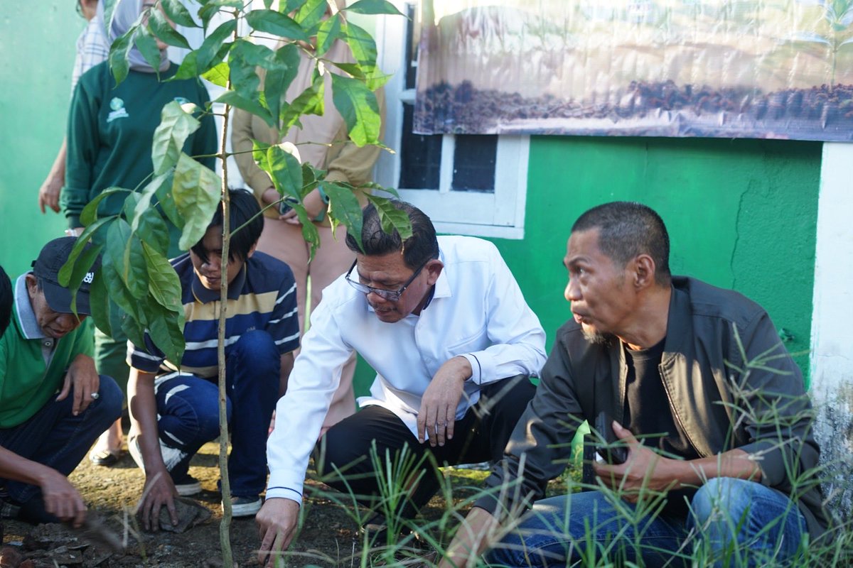 cullank's tweet photo. Dari Tanah Sulsel, PKB Menjaga Alam Lewat Aksi Nyata Menanam Pohon
#pkbsulsel #dpppkb #gusmuhaimin #azhararsyad #menanampohon https://t.co/KvXbW3KkVc