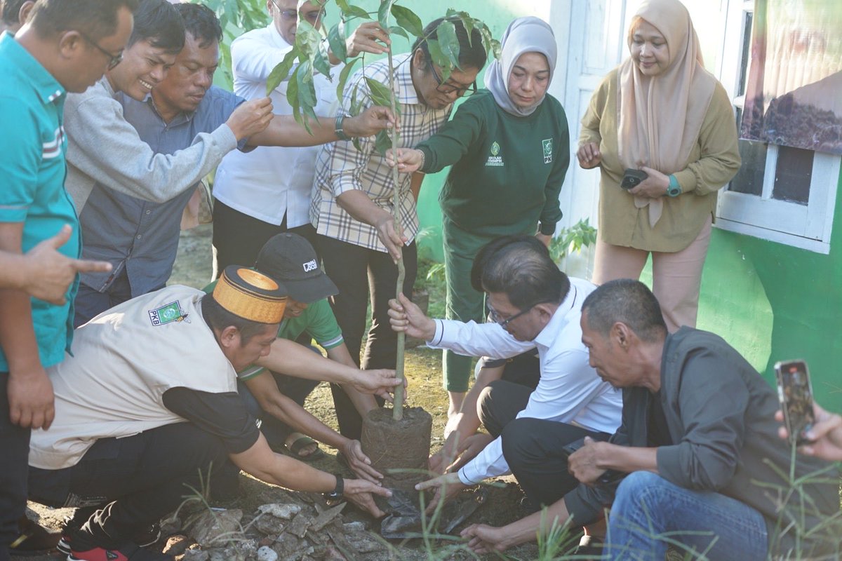 cullank's tweet photo. Dari Tanah Sulsel, PKB Menjaga Alam Lewat Aksi Nyata Menanam Pohon
#pkbsulsel #dpppkb #gusmuhaimin #azhararsyad #menanampohon https://t.co/KvXbW3KkVc