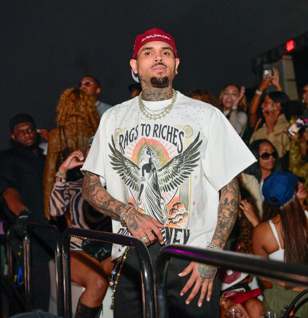 updatecharts's tweet image. Chris Brown após apresentação de Bad Bunny no #SuperBowl:

“EU ACHO QUE É SEGURO DIZER.. ELES PRECISAM DE MIM ! 😏”