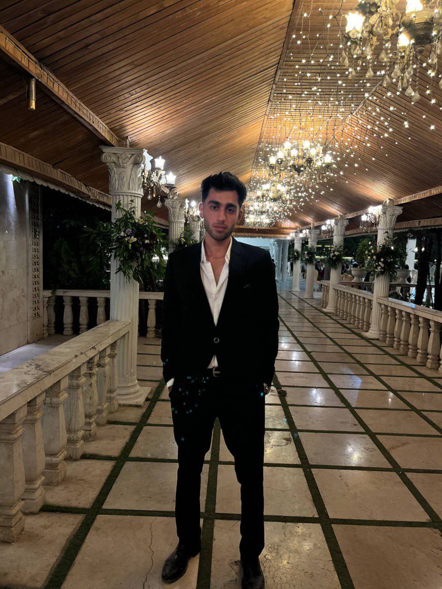 🚨علی حیدری، معترض جوانی که پنجشنبه ۱۸ دی‌ماه در هفت‌تیر مشهد بازداشت شده بود و خانواده‌اش تا امروز هیچ خبری از او نداشتند، بنا بر گزارش‌های رسیده امروز بدون هیچ دادگاه و وکیلی ، توسط جمهوری اسلامی اعدام شده است