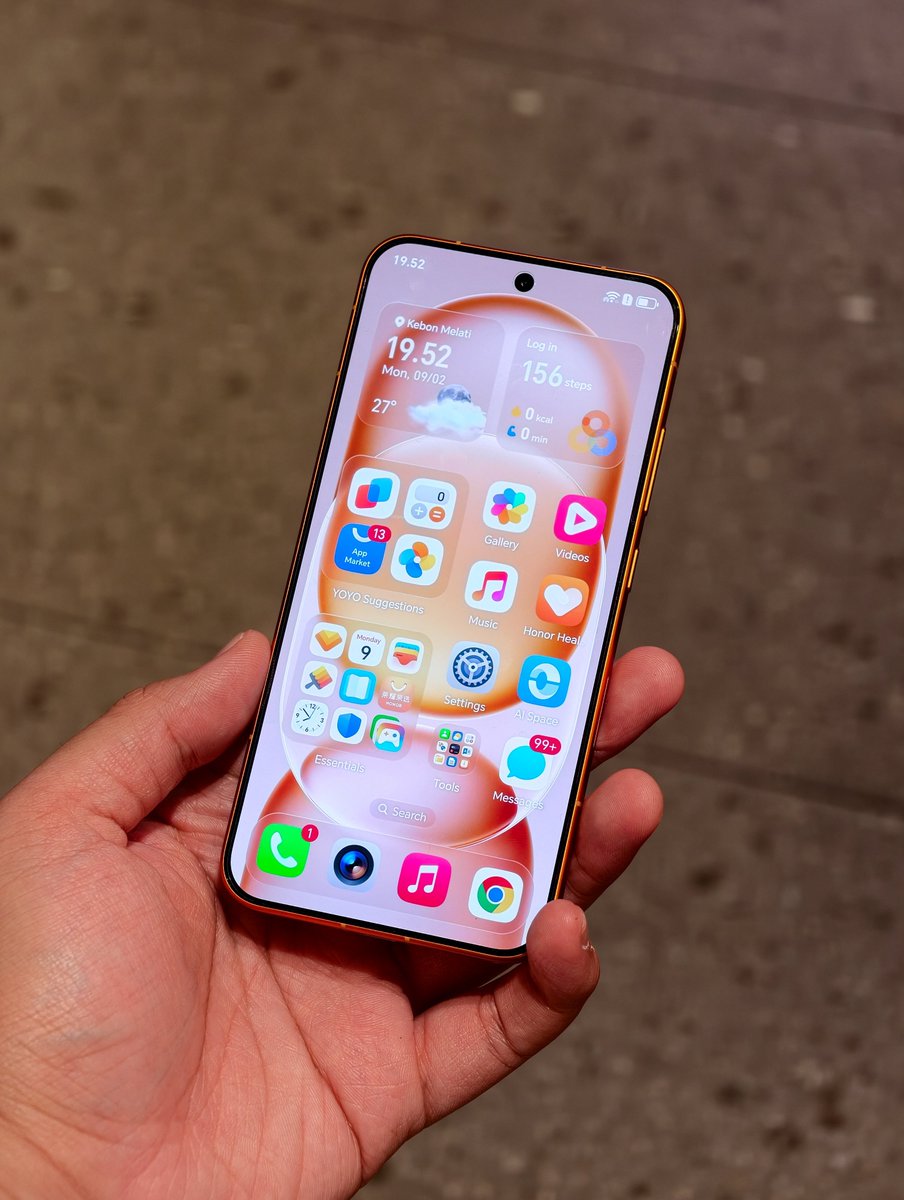sondesix's tweet photo. Honor Magic8 Pro Air

✅ As small as the iPhone 17 Pro (6.3" display)
✅ Lighter than the iPhone Air and Galaxy S25 Edge, and almost as thin (155 grams, 6.1 mm)
✅ Larger battery and faster charging than the iPhone 17 Pro Max and Galaxy S25 Ultra (5500 mAh, 80W)
✅ Large periscope telephoto sensor (1/2")

And that is the true definition of "innovation" to me.