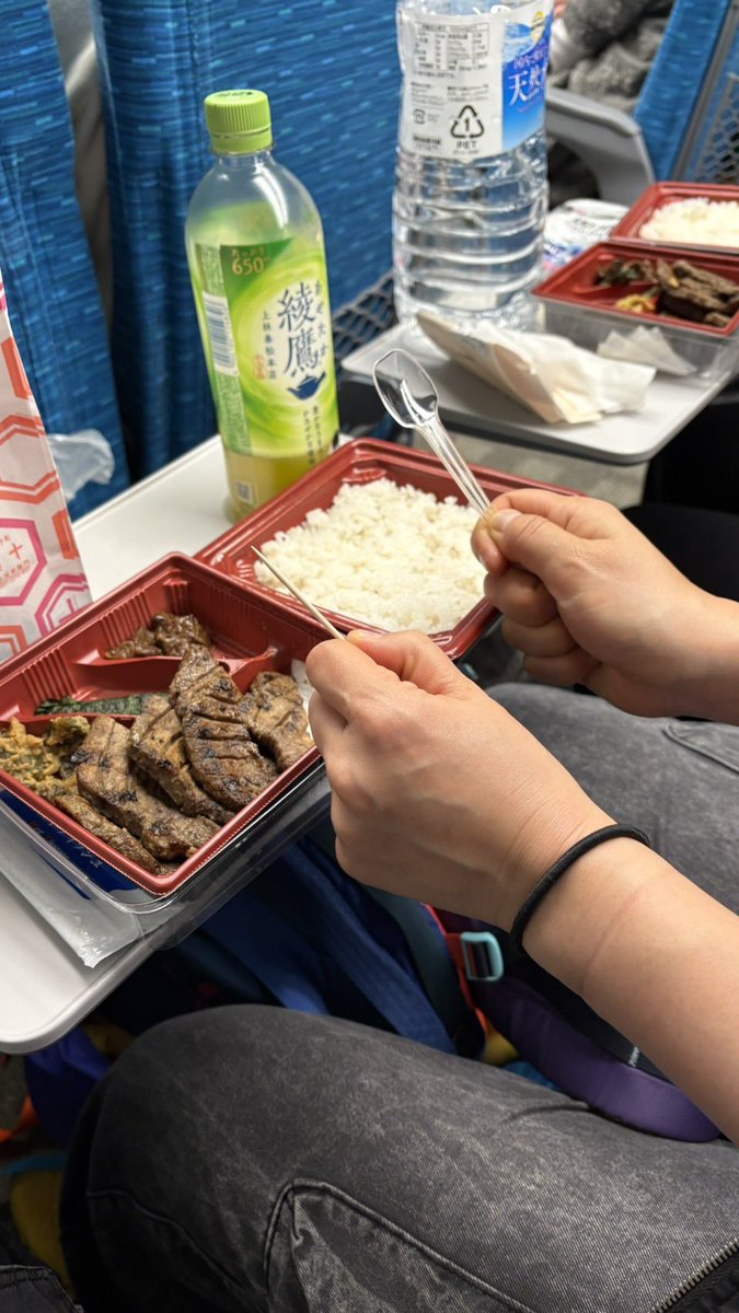 おみくじに異様なほどエエ事が書いてあってビビったんですがお弁当の箸がもらえなかったのはなんでなのwww両サイドからスプーンと爪楊枝をもらって食べましたとさ…ありがとう！w