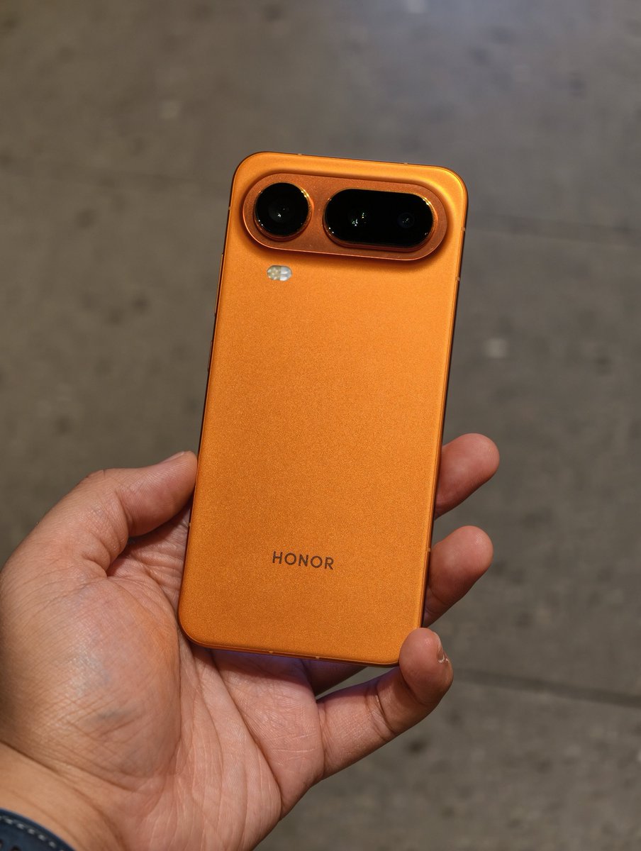 sondesix's tweet photo. Honor Magic8 Pro Air

✅ As small as the iPhone 17 Pro (6.3" display)
✅ Lighter than the iPhone Air and Galaxy S25 Edge, and almost as thin (155 grams, 6.1 mm)
✅ Larger battery and faster charging than the iPhone 17 Pro Max and Galaxy S25 Ultra (5500 mAh, 80W)
✅ Large periscope telephoto sensor (1/2")

And that is the true definition of "innovation" to me.