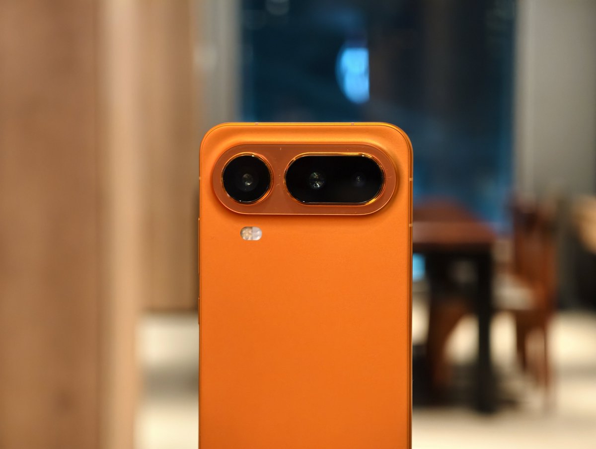 sondesix's tweet photo. Honor Magic8 Pro Air

✅ As small as the iPhone 17 Pro (6.3" display)
✅ Lighter than the iPhone Air and Galaxy S25 Edge, and almost as thin (155 grams, 6.1 mm)
✅ Larger battery and faster charging than the iPhone 17 Pro Max and Galaxy S25 Ultra (5500 mAh, 80W)
✅ Large periscope telephoto sensor (1/2")

And that is the true definition of "innovation" to me.