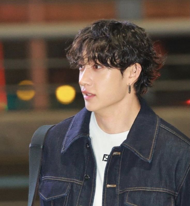 witch1vy's tweet photo. me when curly hair chan https://t.co/SgXlV3ggFi