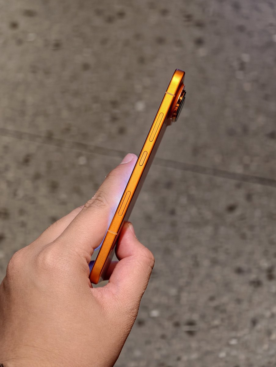sondesix's tweet photo. Honor Magic8 Pro Air

✅ As small as the iPhone 17 Pro (6.3" display)
✅ Lighter than the iPhone Air and Galaxy S25 Edge, and almost as thin (155 grams, 6.1 mm)
✅ Larger battery and faster charging than the iPhone 17 Pro Max and Galaxy S25 Ultra (5500 mAh, 80W)
✅ Large periscope telephoto sensor (1/2")

And that is the true definition of "innovation" to me.