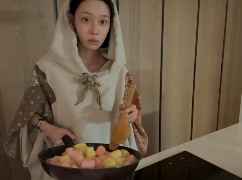 하 댓글로 마시멜로우 부족한거 같다고 하니까
마시멜로우 그득한 후라이팬 들이밀면서
뭔소리냐는표정  ㅈㄴ웃기네ㅜㅜㅜㅜㅜㅜㅠ