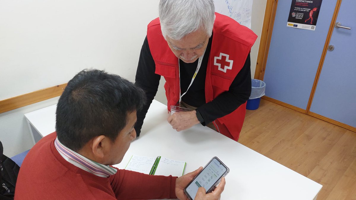 CruzRojaSevilla's tweet photo. El voluntariado de #Click_A contribuye a que el uso del móvil y las herramientas digitales sean una oportunidad para todas las personas. Hoy hemos impartido un taller sobre banca online utilizando los simuladores de https://t.co/ycNZwjilKh.

#AndaluciaVuela #QueNadieSeQuedeAtrás https://t.co/Wu6no4MGmh