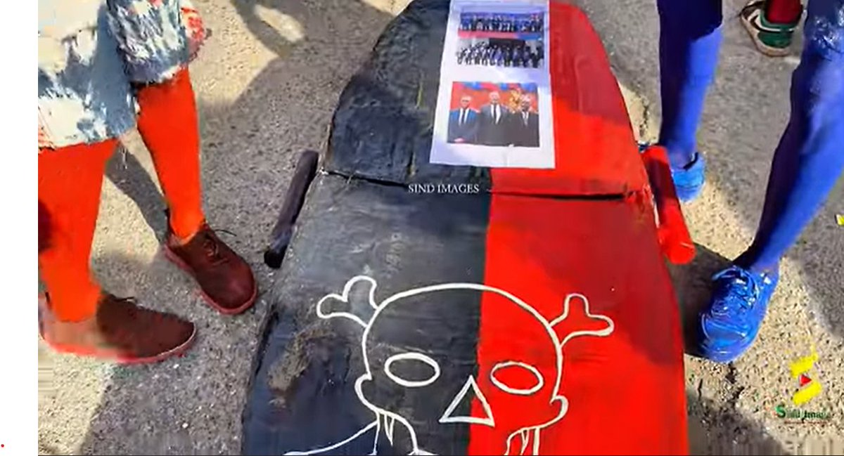 grandsudhaiti's tweet photo. Peu importe l’activité, la politique s’y invite toujours.
Au Carnaval national de Jacmel, certains ont une fois de plus réclamé la libération du Maire, tandis que d’autres chantaient déjà les funérailles du CPT.
Au rythme brutal de la réalité haïtienne, la société avance comme.. https://t.co/kRQ20du2hr