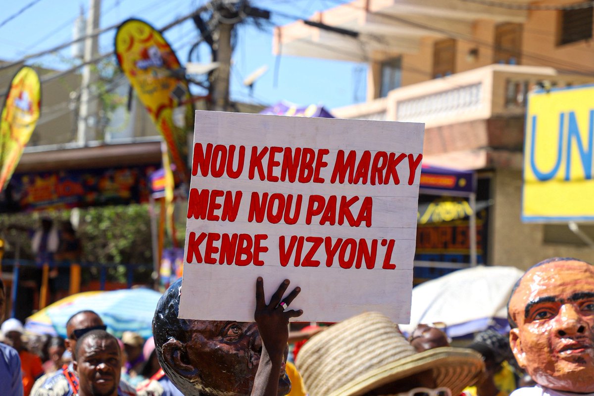 grandsudhaiti's tweet photo. Peu importe l’activité, la politique s’y invite toujours.
Au Carnaval national de Jacmel, certains ont une fois de plus réclamé la libération du Maire, tandis que d’autres chantaient déjà les funérailles du CPT.
Au rythme brutal de la réalité haïtienne, la société avance comme.. https://t.co/kRQ20du2hr
