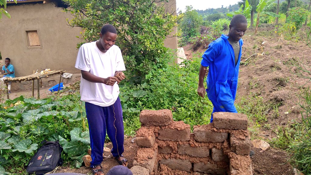 NyarugengYouthB's tweet photo. @NyarugengeBuges, Mu rwego rwo Kurwanya ibibazo bibangamiye imibereho myiza y'abaturage @NyarugengYouthB bubatse Ubwiherero Mu kagari ka Rugando umudugudu wa Nsoro.
#Urugerero13
@BugeseraDistr , @bugeserayouth https://t.co/e1crN5ngJp