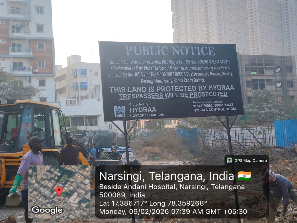 DeccanChronicle's tweet photo. #HYDRAA foils #encroachment at #Narsingi #HYDRAA reclaimed and #fenced 3,000 sq yards of #parkland worth ₹60 crore at #ArunodayaHousingSociety, Narsingi.
Following #local complaints, officials confirmed the land as a designated park and secured it with fencing and boards. Public land protected.
(Pictures/videos courtesy : HYDRAA)
#Hyderabad #Telangana