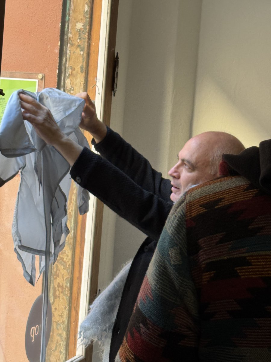 gaze_off's tweet photo. “Qué condiciona tus ficciones” performance by #javierpeñafiel Espai Souvenir finissage “ficción compartida” una collaborazione con #gazeoff2026 https://t.co/fBT60aq1bV