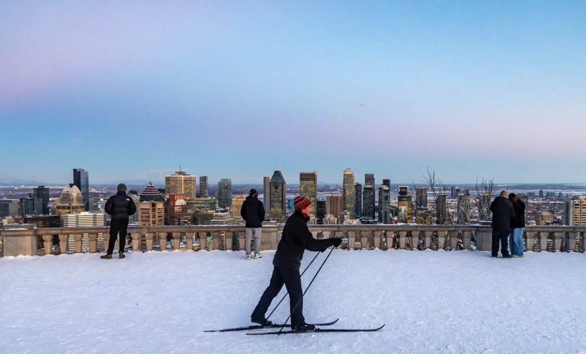 En route pour une nouvelle semaine! ➡️🎿

📷 <a href="/evablue/">Eva Blue</a> #Montréal #MTLmoments #PhotoduJour
