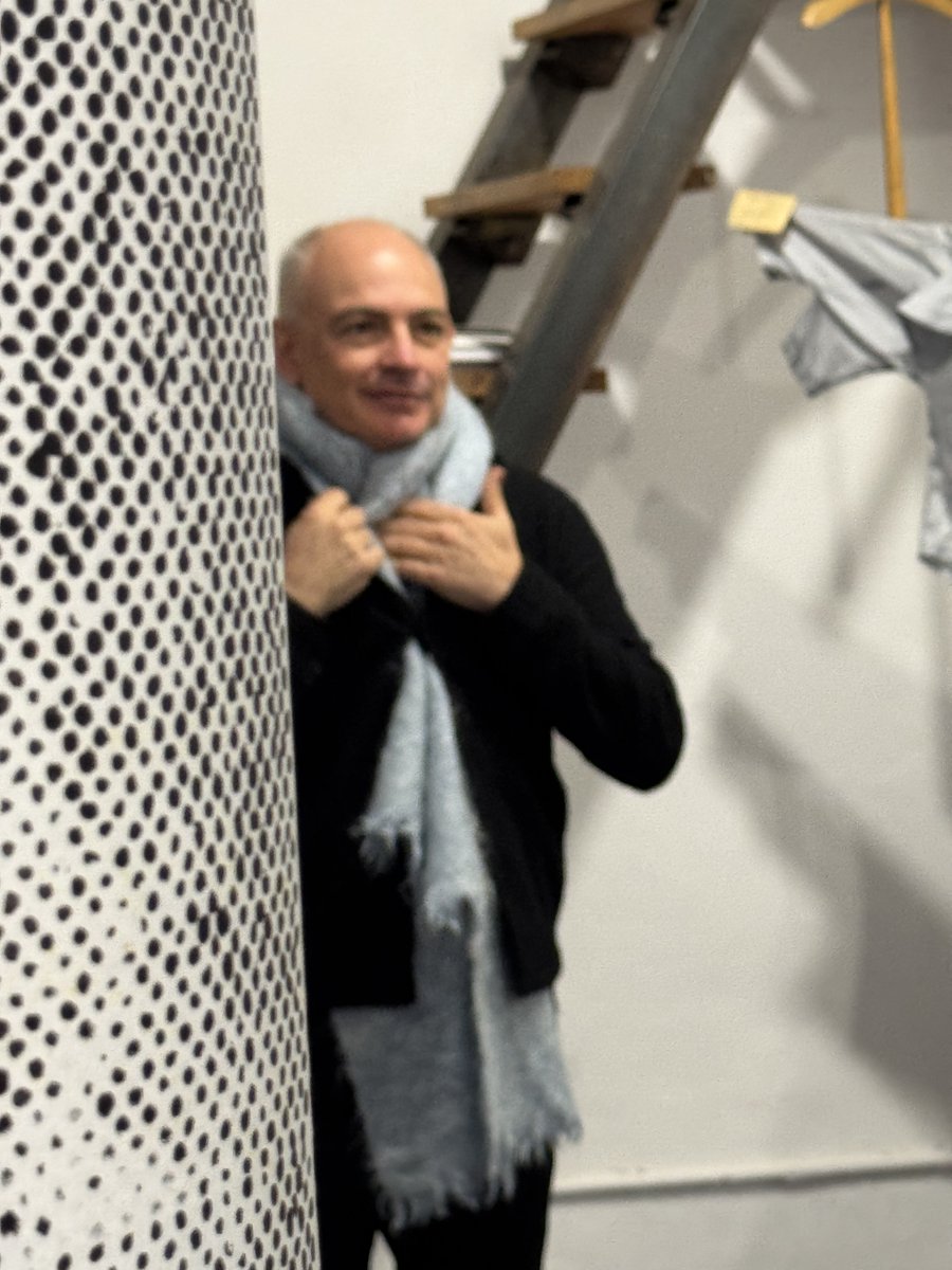 gaze_off's tweet photo. “Qué condiciona tus ficciones” performance by #javierpeñafiel Espai Souvenir finissage “ficción compartida” una collaborazione con #gazeoff2026 https://t.co/fBT60aq1bV