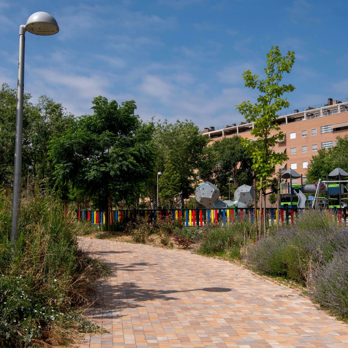 DecideMadrid's tweet photo. 📣 ¡Ya está en marcha la III fase del Parque de las Cruces en @JMDLatina y @JMDCarabanchel, una actuacion #PlanSURES!
¿Qué te espera con esta rehabilitación?
🚵♂️ Enlace entre carriles bici
Remodelación de accesos, rampas y aparcamientos
🐶🤸 Área canina y de entrenamiento...
Si buscas más parques y zonas verdes, síguele la pista en https://t.co/61FQRjwzSK
#MadridInvierteenMadrid #SurEsMedioambiente