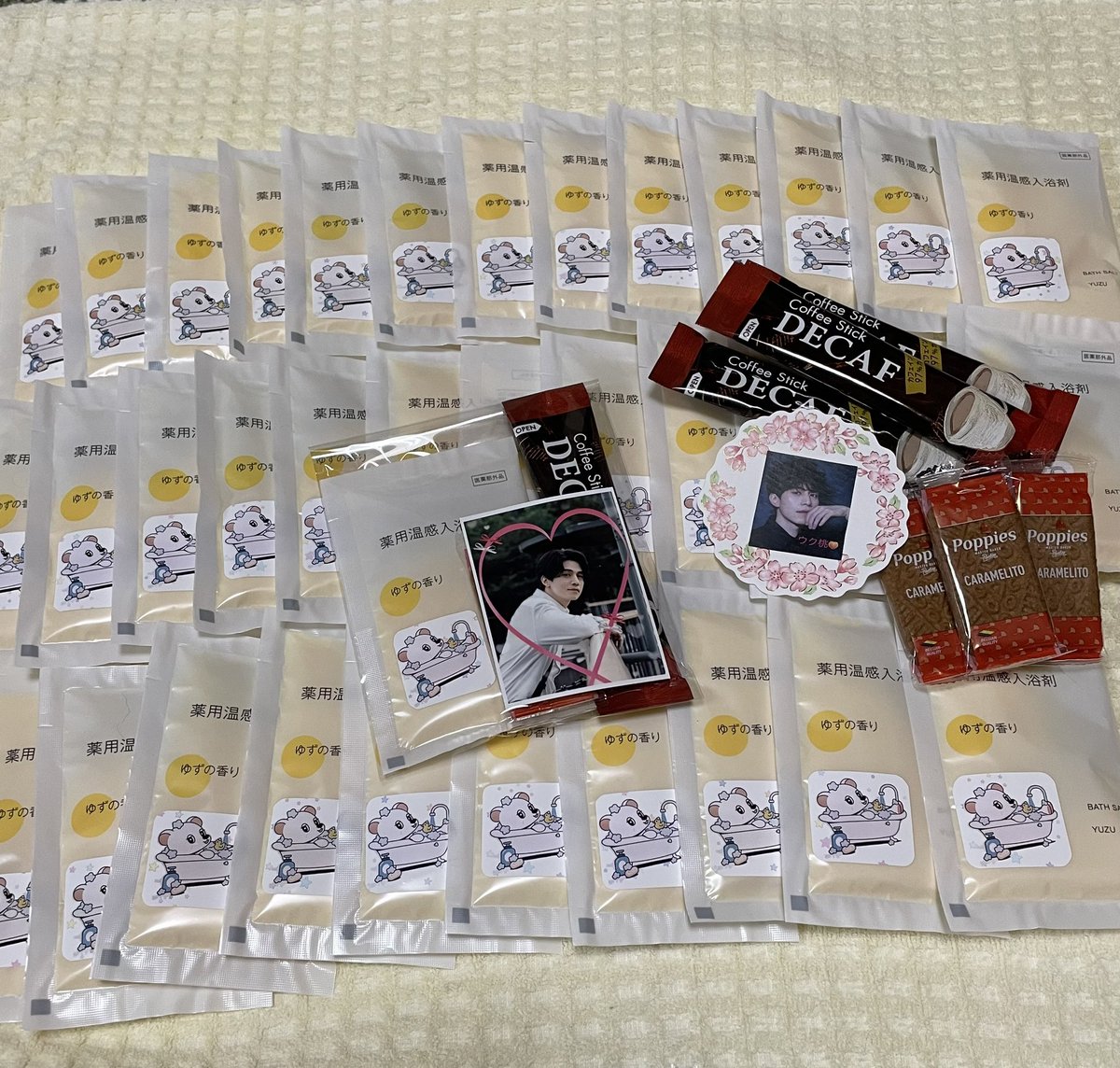 ささやかですが…
今回は遠征の方も多いかと思い、入浴剤にしてみました😊
ホテルで使ってください🛀
（市販品にウクドンのシールを貼っただけですが💦）

たくさんの方とお会いしたい❤️
受け取っていただけたら嬉しいなぁ😊
#イドンウク　#leedongwook
#ウクドン