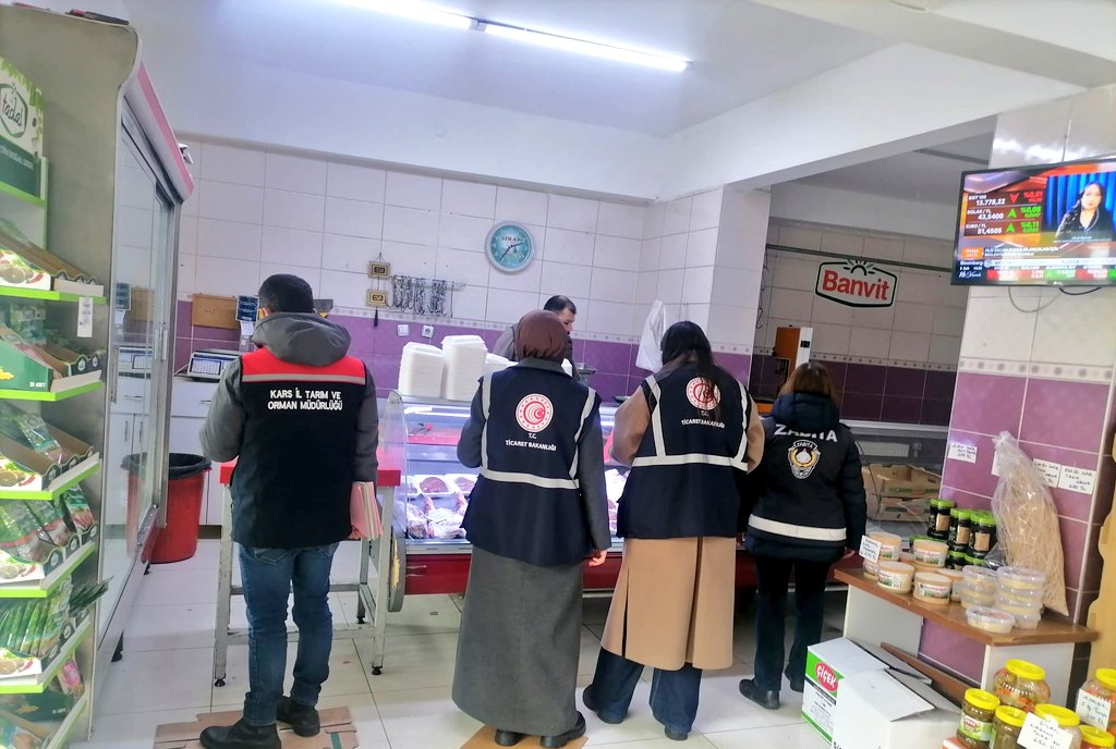 📍#Kars

📌Denetimlerimiz devam ediyor

Valiliğimiz koordinasyonunda, Ticaret İl Müdürlüğü, Tarım ve Orman İl Müdürlüğü ve Kars Belediyesi Zabıta Müdürlüğü personelinden oluşan ekiplerimizin, Ramazan ayı öncesinde zincir ve yerel marketler ile kasaplara yönelik sıkı denetimleri