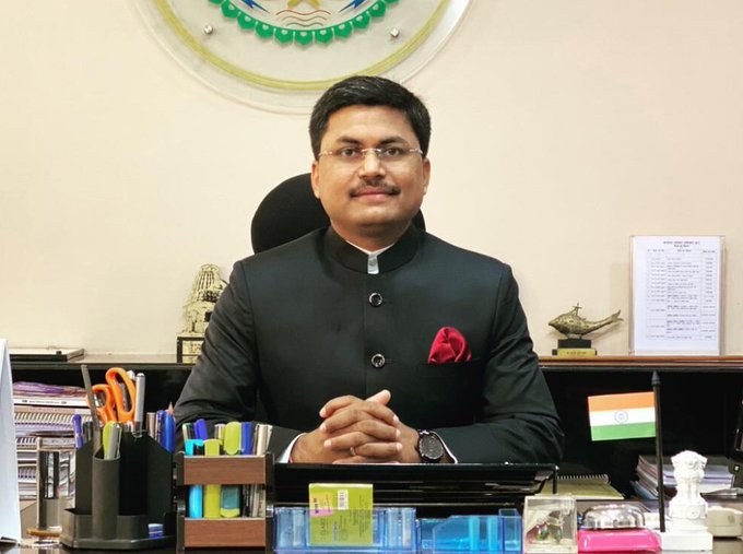 Khurpench_'s tweet photo. 🚨 मिलिए IAS अवनीश शरण से जिन्होंने दूरदराज़ आदिवासी इलाकों में बाइक एंबुलेंस भेजकर स्वास्थ्य सेवा की तस्वीर बदल दी। जहां “गोल्डन ऑवर” में अस्पताल पहुंचना लगभग असंभव था, वहां अब कम लागत और कठिन र���स्तों के अनुकूल समाधान से मेडिकल खर्च लगभग 90% तक घटा।

> घर पर जोखिम भरे प्रसव कम हुए।
सुरक्षित डिलीवरी बढ़ीं।
मातृ देखभाल समय पर मिलने लगी।

एक अधिकारी ने कम खर्च , ज़मीनी समझ और सही क्रियान्वयन से हजारों ज़िंदगियां बदल दीं। सवाल साफ है , अगर एक मॉडल काम कर सकता है , तो बाकी जगह क्यों नहीं?

शासन ��ोषणाओं से नहीं , नीयत , नवाचार और अमल से चलता है।