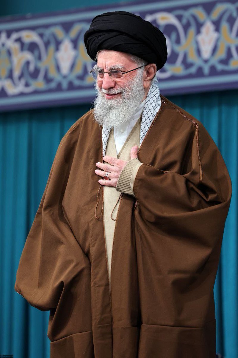 شهیدِ ما سید نصرالله فرمود:
اگر خیر دنیا و آخرت می‌خواهید؛ 
علیکم‌ بالاِمام‌ الخامنه‌ای.

#رهبـر_انقـلاب