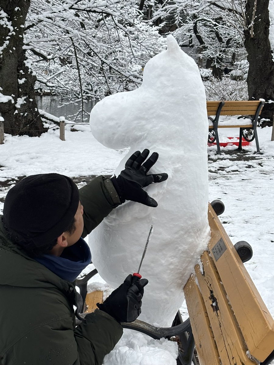 hnaomilk's tweet photo. 昨日公園でムーミンを作っていたひと。m単位で細かく雪を削っているので、彫刻家なのか？と聞くと「いいえ、一昨年作ったときとても楽しかったので」と。こういうアノニマスな活動をして清々しい感じのひとは選挙でどんな投票行動をしたのだろう。まだ衝撃から立ち直れておらずそんなことを考える。 https://t.co/TF13c2Kvuy