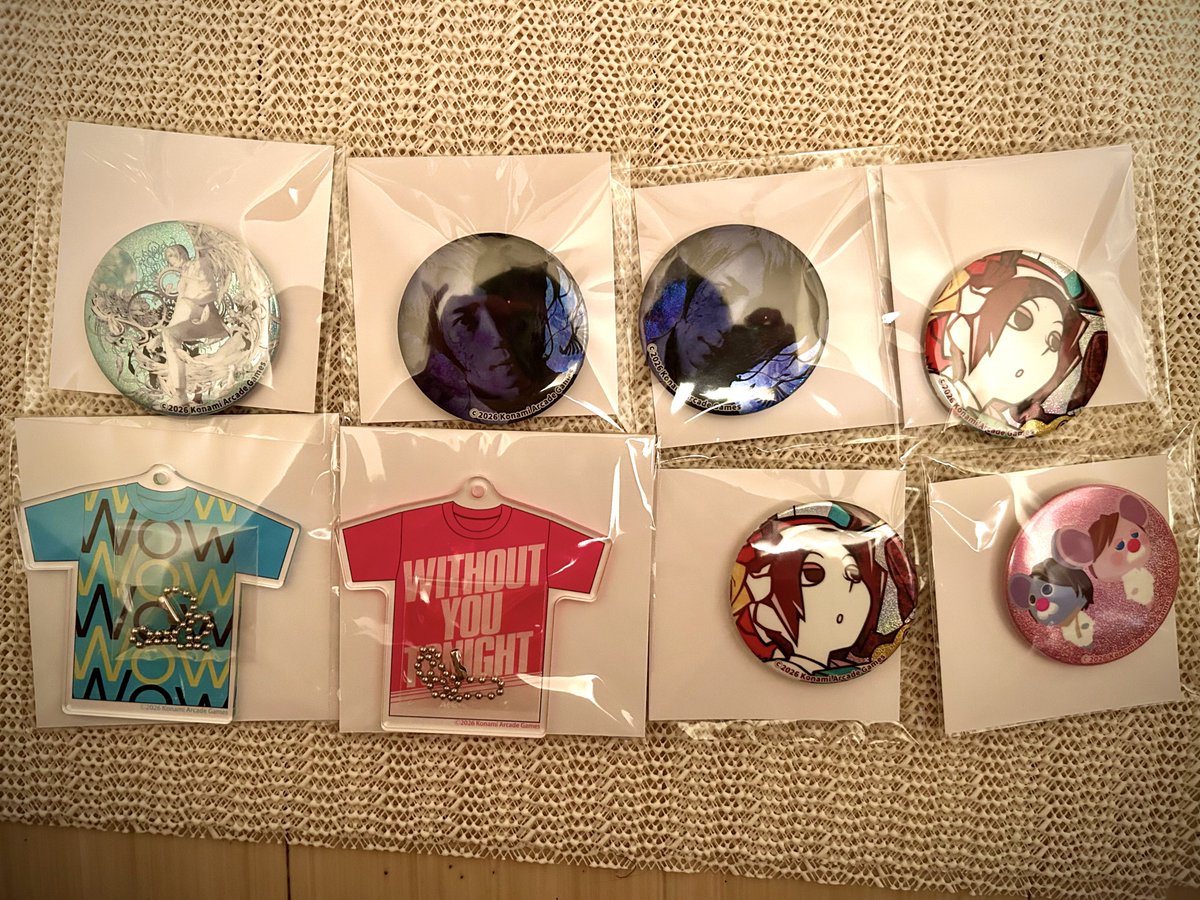 缶バッジ＆VENUS Tシャツアクキー アクスタ色紙に続きまたもや被る