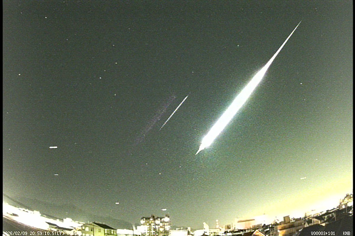 【流星ページ】 2026年2月9日20時59分10秒に流れた火球の、比較明合成画像と対地軌道
